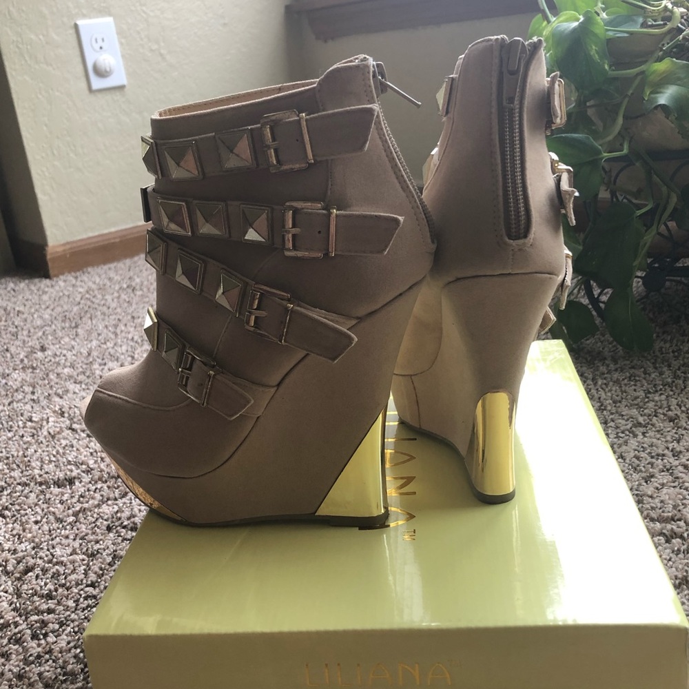 🔆Peep Toe Studded Wedges🔆